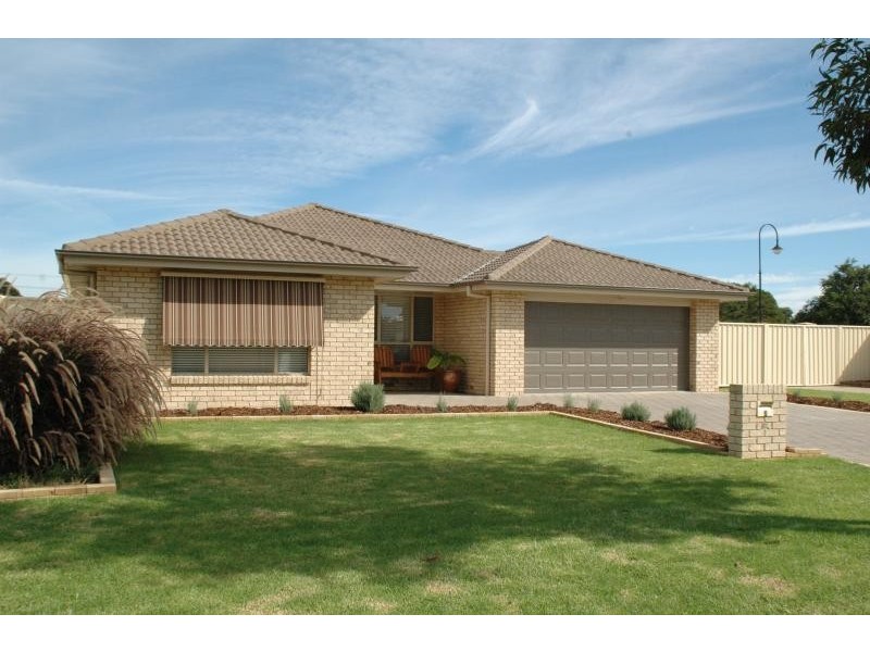 2 William Farrer Dr, Dubbo NSW 2830