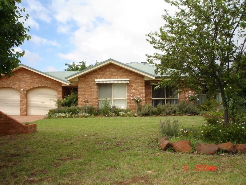 13 Castlereagh Ave, Dubbo NSW 2830