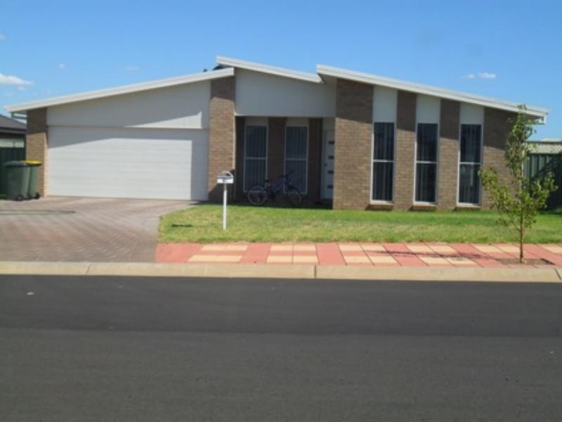 8 Lansdowne Dr, Dubbo NSW 2830