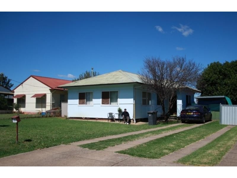 37 Hawkins St, Wellington NSW 2820