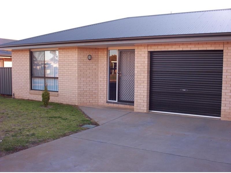 2/2-4 Sturt Cir, Dubbo NSW 2830