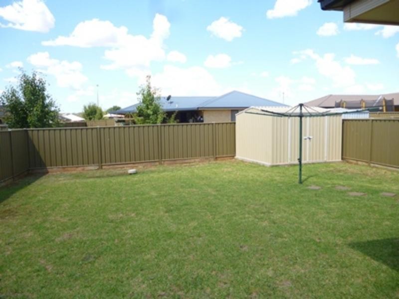 4A John Brass Pl, Dubbo NSW 2830