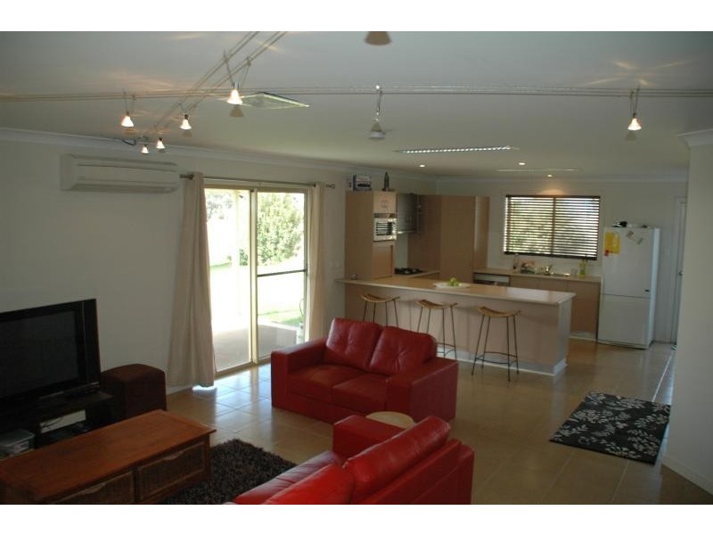 8A & 8B Daffodil  Ct, Dubbo NSW 2830