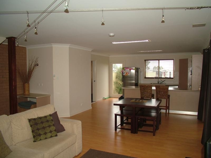 8A & 8B Daffodil  Ct, Dubbo NSW 2830