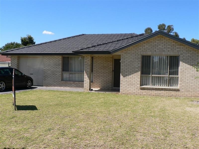 8 Lansdowne Dr, Dubbo NSW 2830