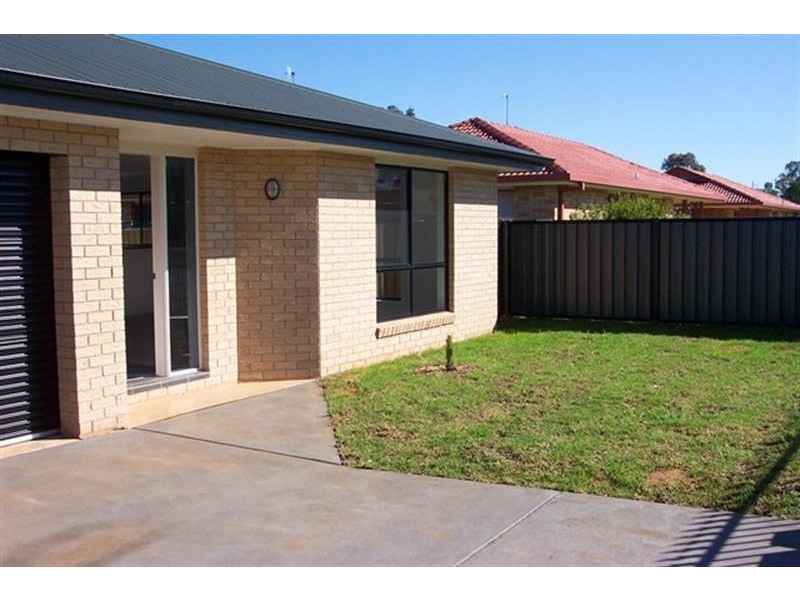 1/2-4 Sturt Cir, Dubbo NSW 2830