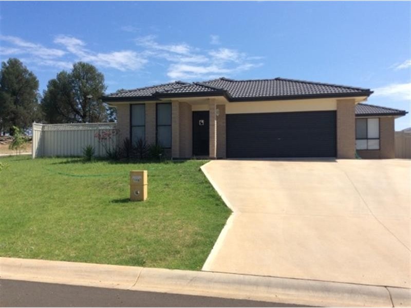 17A Ellenborough Ave, Dubbo NSW 2830