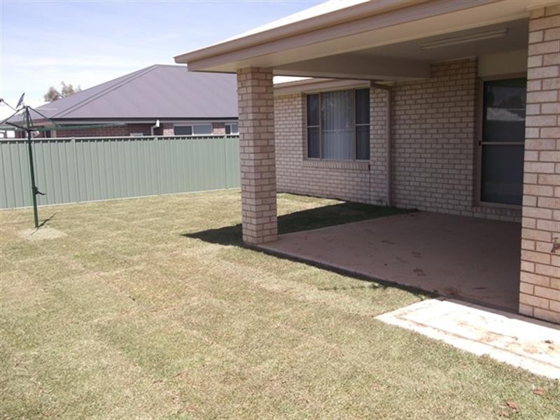 6 Magnolia Cl, Dubbo NSW 2830