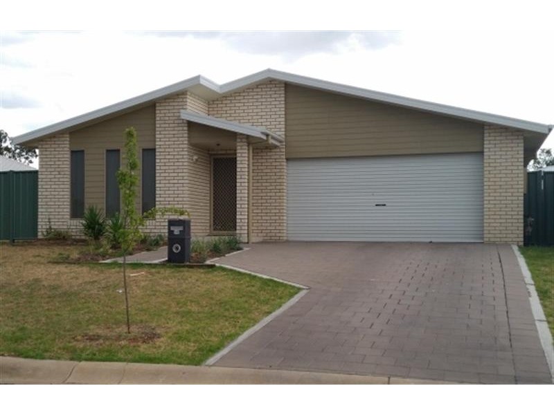 30 Dalbeattie Cres, Dubbo NSW 2830