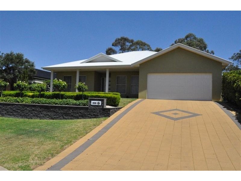 8 Cypress Point Dr, Dubbo NSW 2830