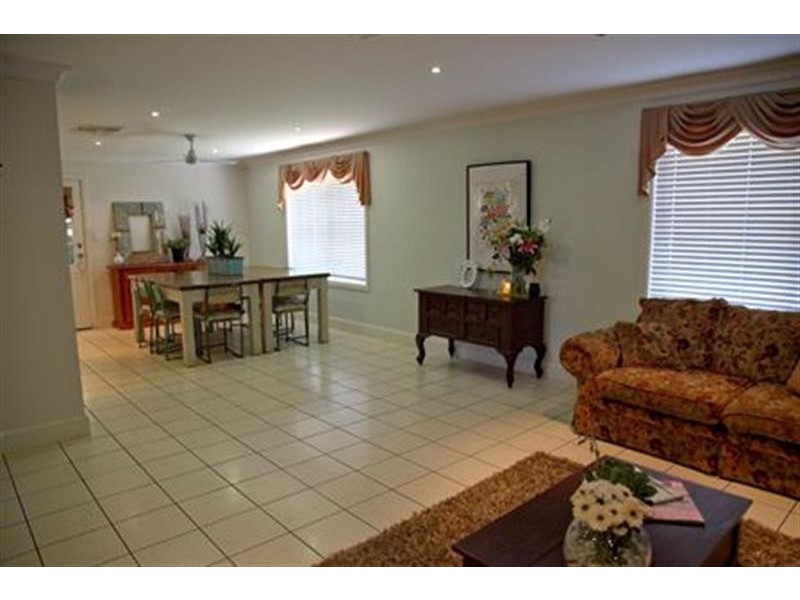11 Holmwood Dr, Dubbo NSW 2830