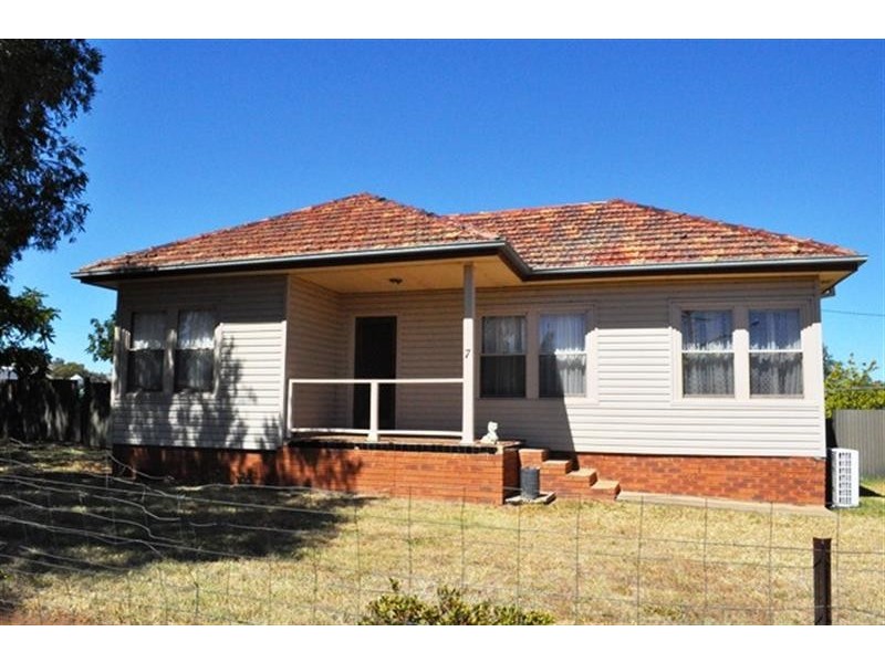 7 Samuel  St, Wellington NSW 2820
