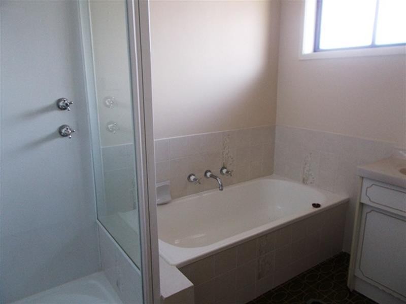 8 Lyons Ave, Dubbo NSW 2830
