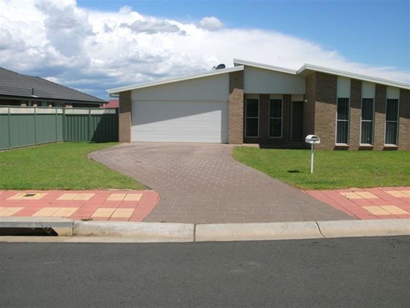 18 Lansdowne  Dr, Dubbo NSW 2830
