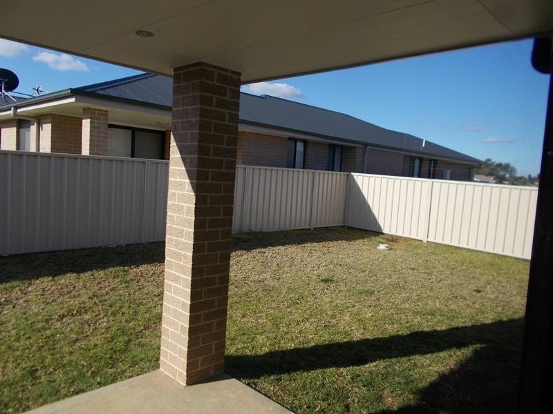 8 Torvean Ave, Dubbo NSW 2830
