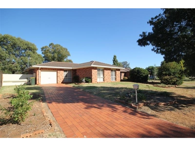 24 Meadowbank Dr, Dubbo NSW 2830