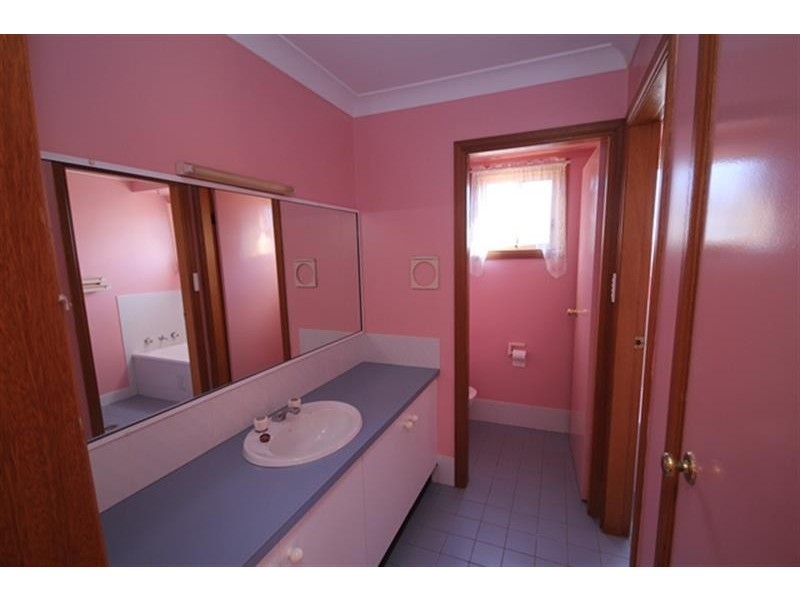 24 Meadowbank Dr, Dubbo NSW 2830