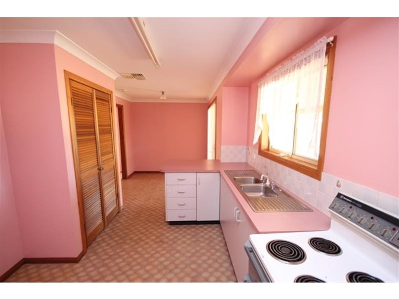 24 Meadowbank Dr, Dubbo NSW 2830