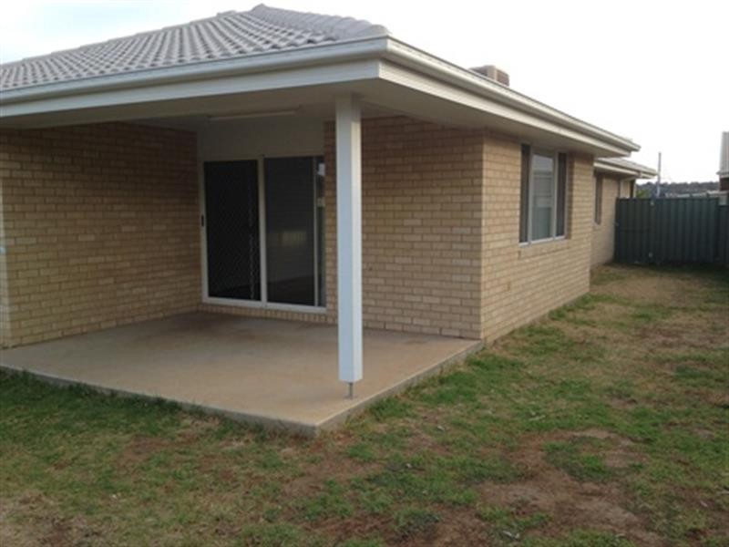 28B Dalbeattie Cres, Dubbo NSW 2830