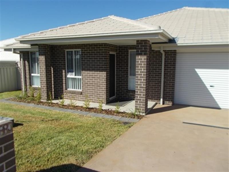32A Lansdowne Dr, Dubbo NSW 2830