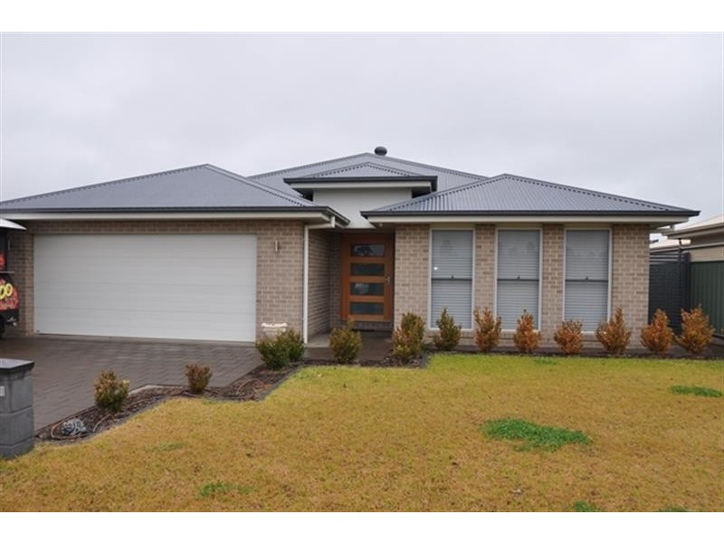 24 Loch Lomond  Way, Dubbo NSW 2830