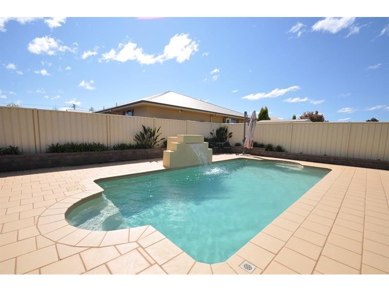 34  William Farrer  Dr, Dubbo NSW 2830
