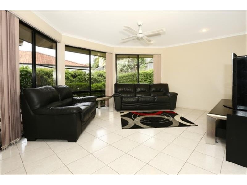70 Crestwood Dr, Molendinar QLD 4214