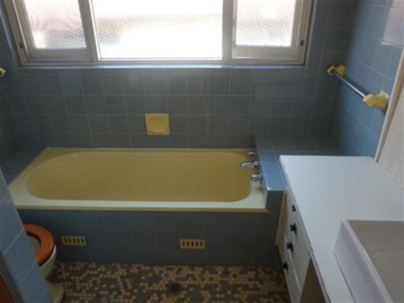 10 Robertson  Cres, Greenacre NSW 2190