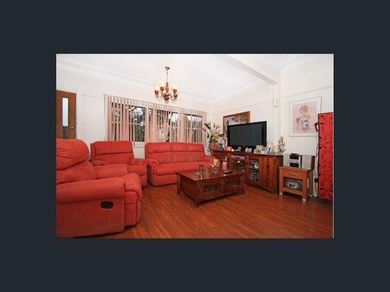 32 Dan Street, Campbelltown NSW 2560