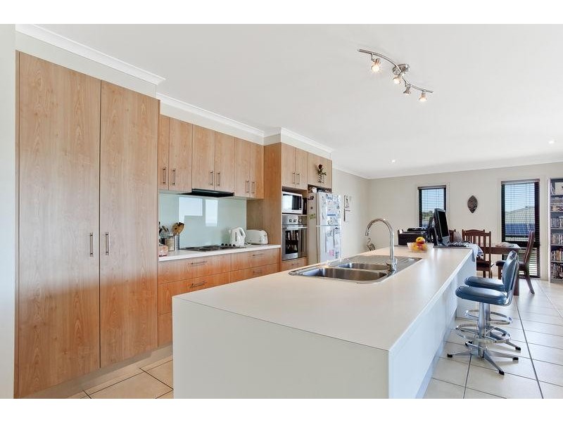 4D Elizabeth Pde, Tura Beach NSW 2548