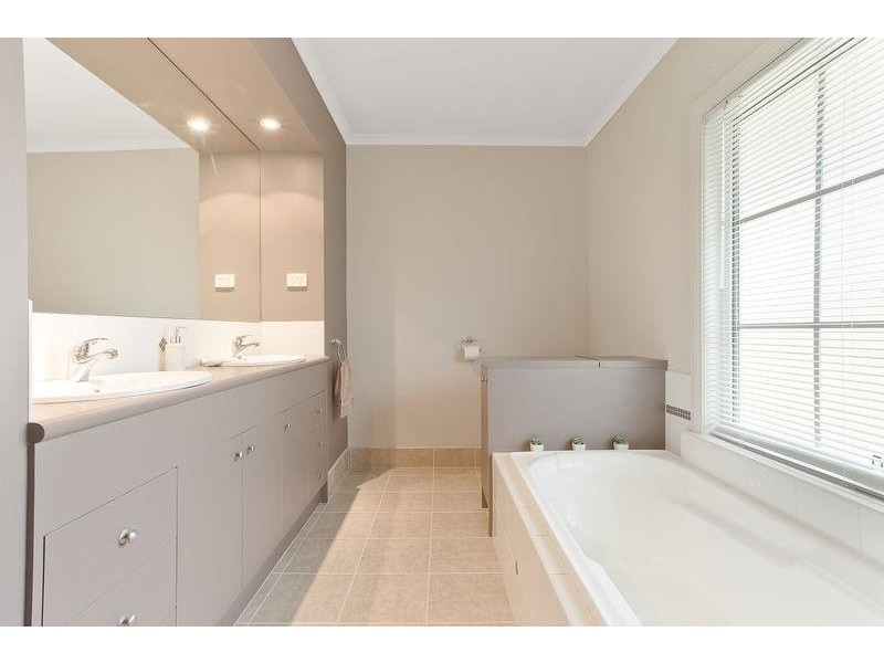 5 Kookaburra  Ct, Tura Beach NSW 2548