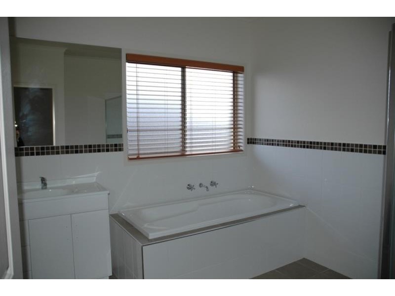 7 Dolphin Cres, Eden NSW 2551