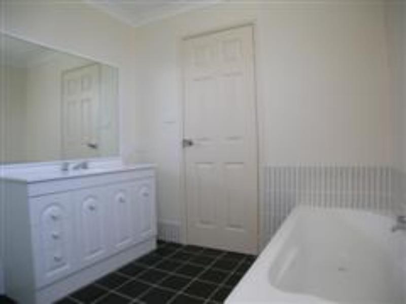 2/27 Aurora Pl, Bateau Bay NSW 2261