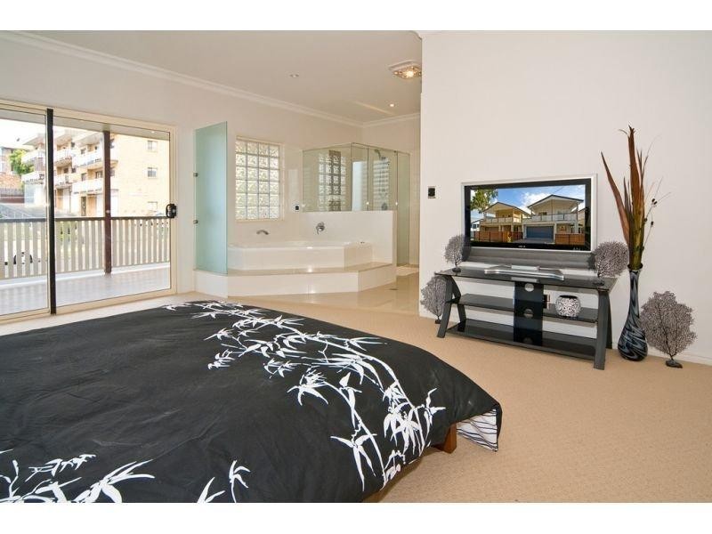 57A Amelia St, Coorparoo QLD 4151