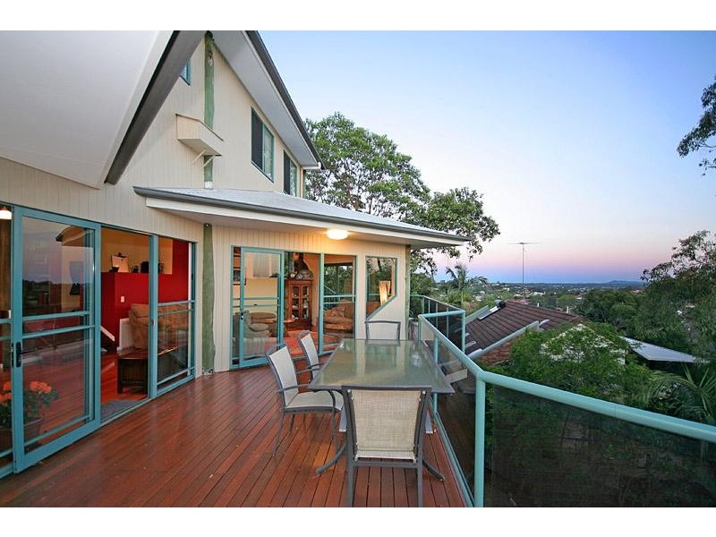 24 Hoya St, Holland Park West QLD 4121