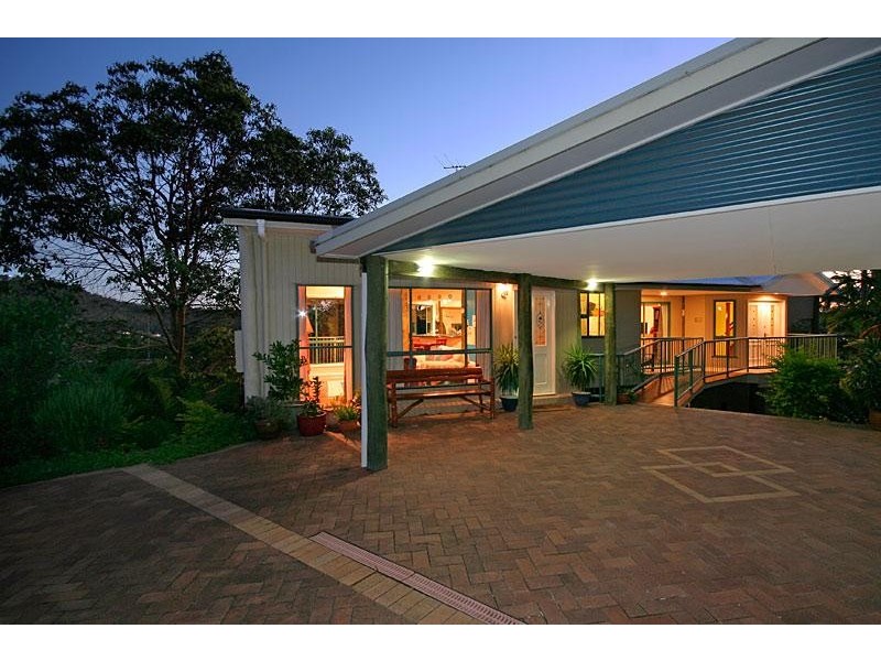 24 Hoya St, Holland Park West QLD 4121