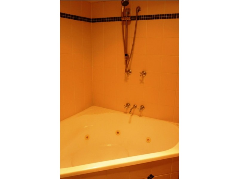 115 Railway Pde, Norman Park QLD 4170