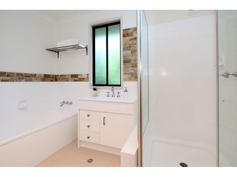 6 Craigmoor St, Holland Park QLD 4121