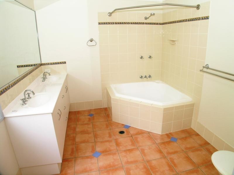 16 Estate Pl, Holland Park West QLD 4121