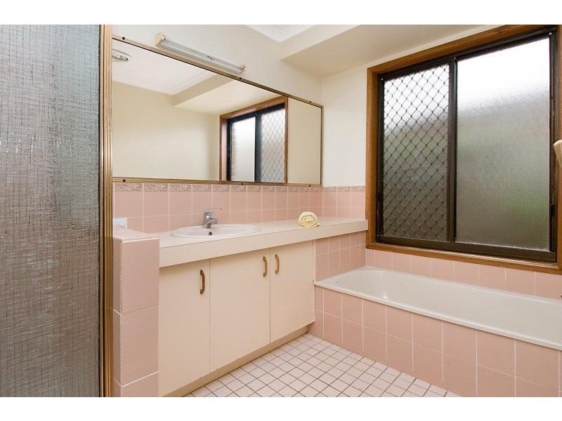 1 Breadsell St, Carindale QLD 4152