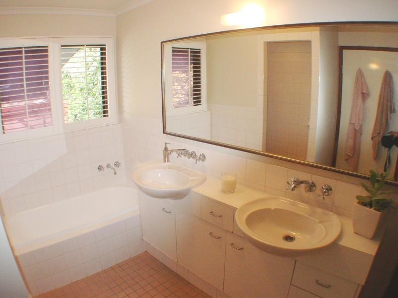 21 Cluden  St, Holland Park West QLD 4121