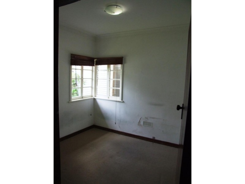 15 Captain St, Holland Park QLD 4121