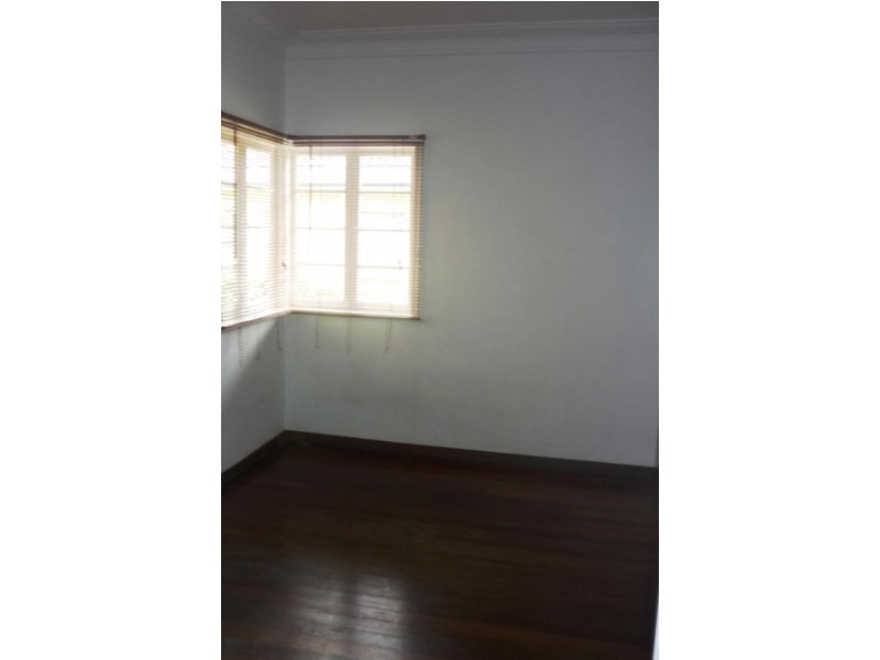 15 Captain St, Holland Park QLD 4121