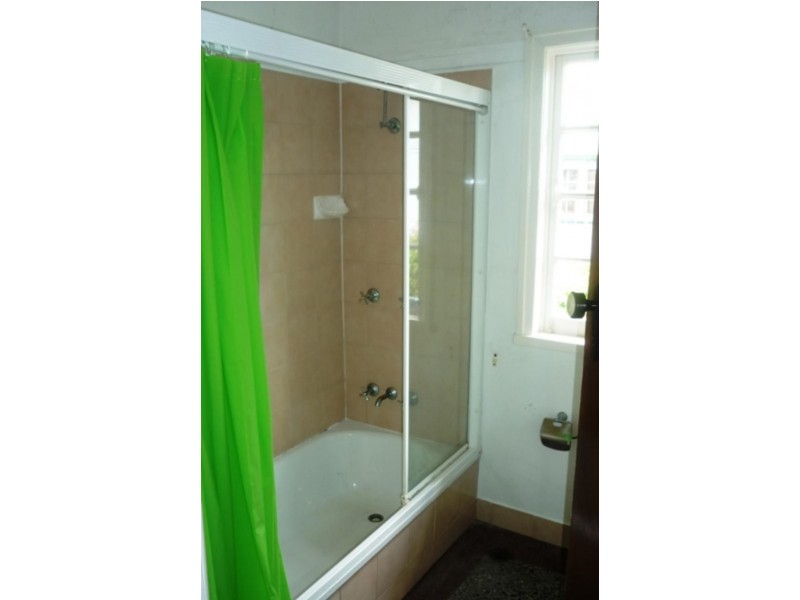 15 Captain St, Holland Park QLD 4121