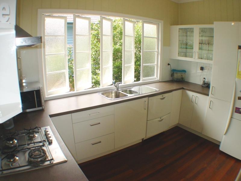 94 Nursery Rd, Holland Park West QLD 4121