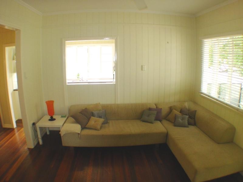 94 Nursery Rd, Holland Park West QLD 4121