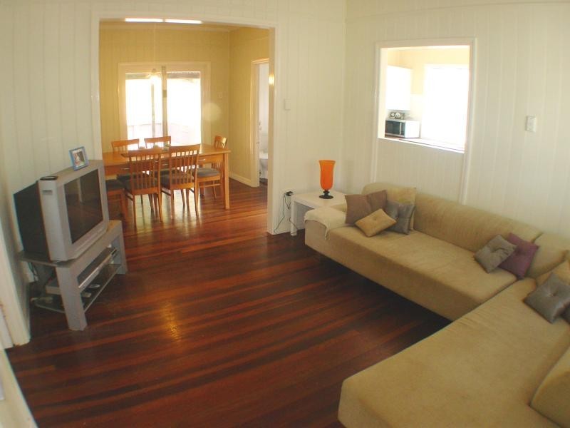 94 Nursery Rd, Holland Park West QLD 4121