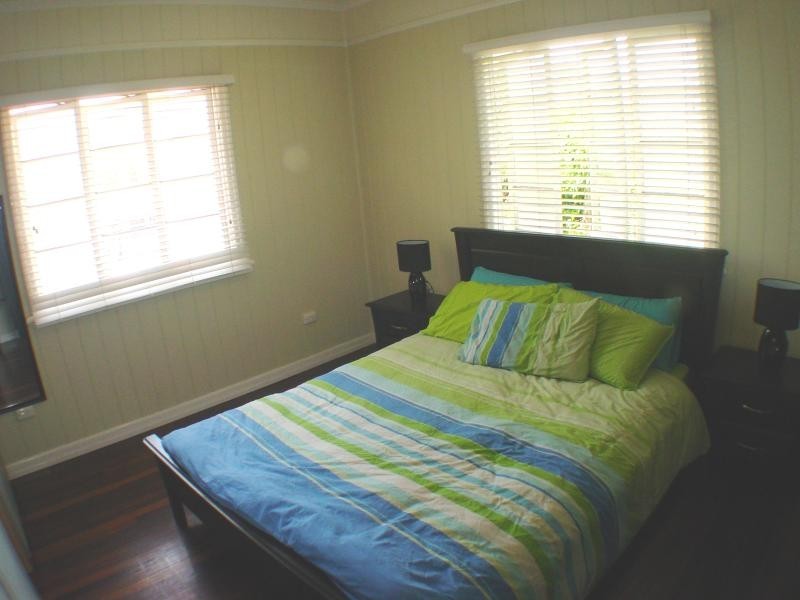 94 Nursery Rd, Holland Park West QLD 4121