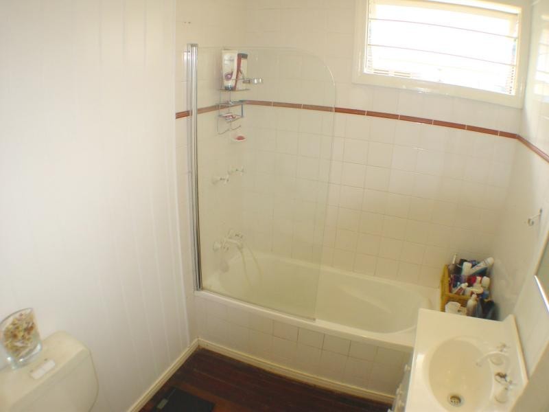 94 Nursery Rd, Holland Park West QLD 4121