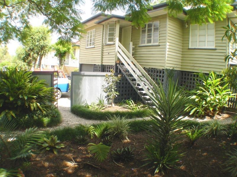 94 Nursery Rd, Holland Park West QLD 4121